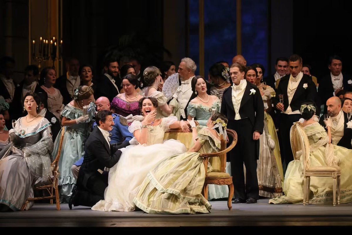 OperaLibera's tweet photo. Nadine Sierra ammalia il pubblico del Teatro alla Scala con una interpretazione intensa ed appassionata di Violetta Valéry, l’eroina verdiana per eccellenza.
Torna così al Piermarini il celebrato allestimento di Liliana Cavani.

https://t.co/i5B4eMiNcG https://t.co/ZxkjBtDHNx