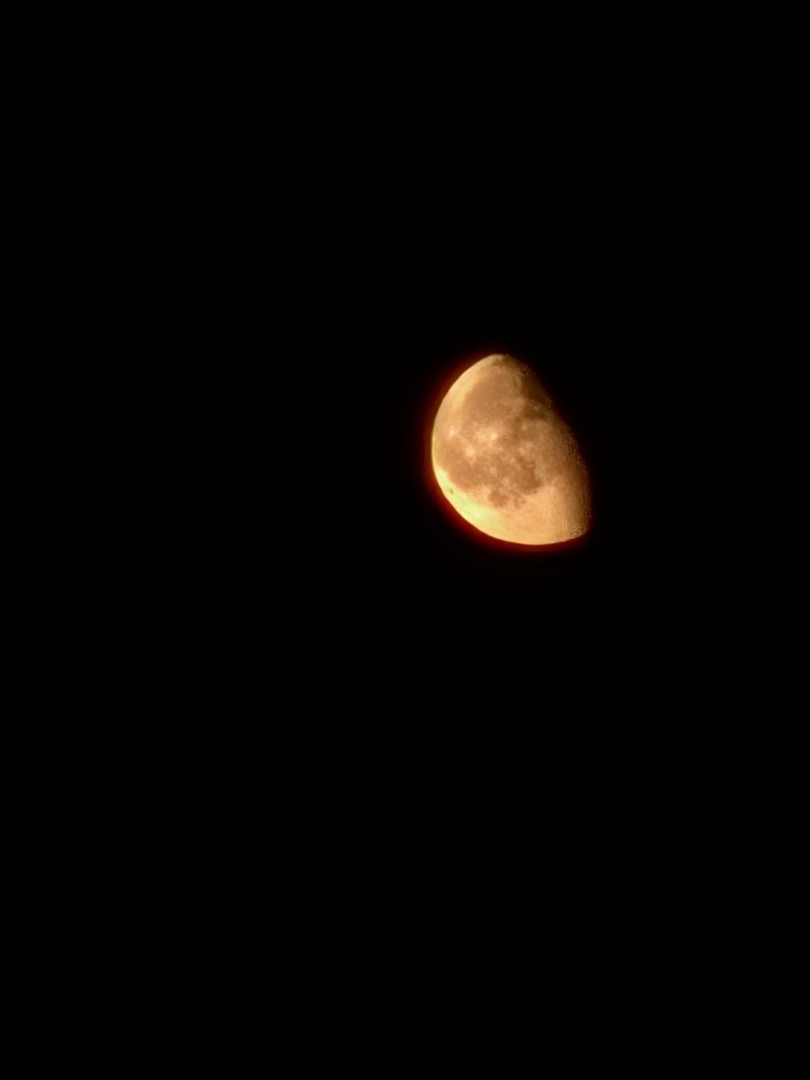 killerbrxt's tweet photo. my manager sent me a voice note to tell me the moon looks pretty tonight and she wanted me to get some photos so here they are 🥹🌙 https://t.co/mchbZxtglP