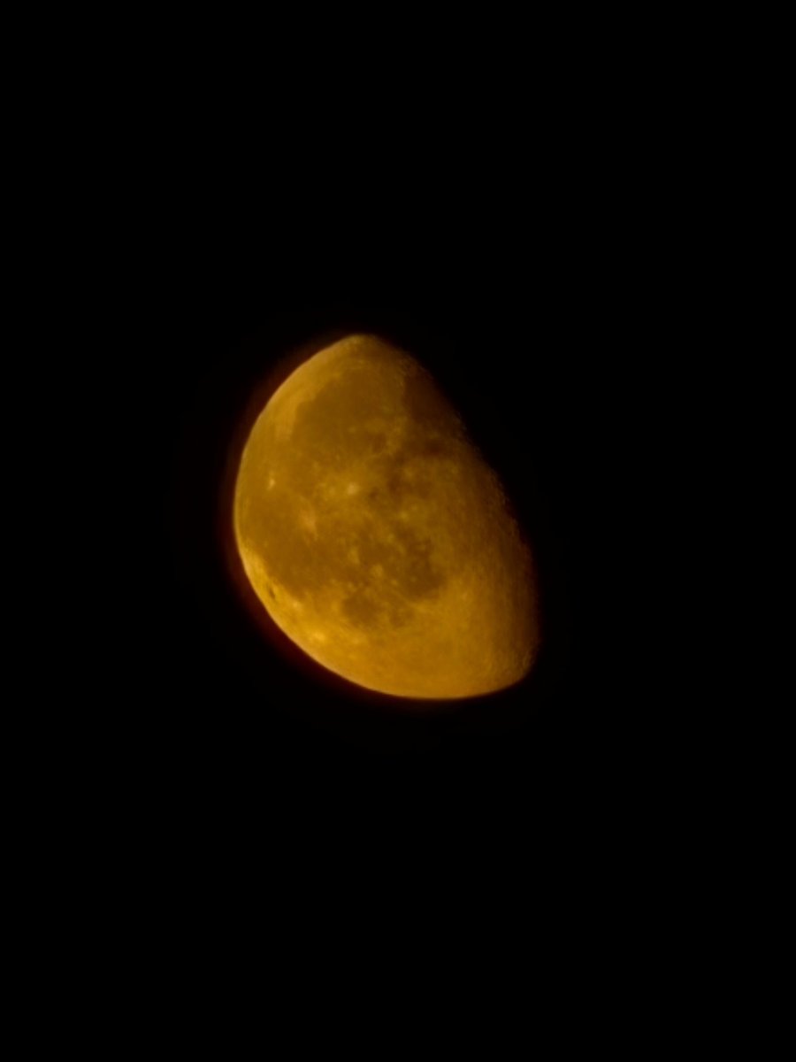 killerbrxt's tweet photo. my manager sent me a voice note to tell me the moon looks pretty tonight and she wanted me to get some photos so here they are 🥹🌙 https://t.co/mchbZxtglP