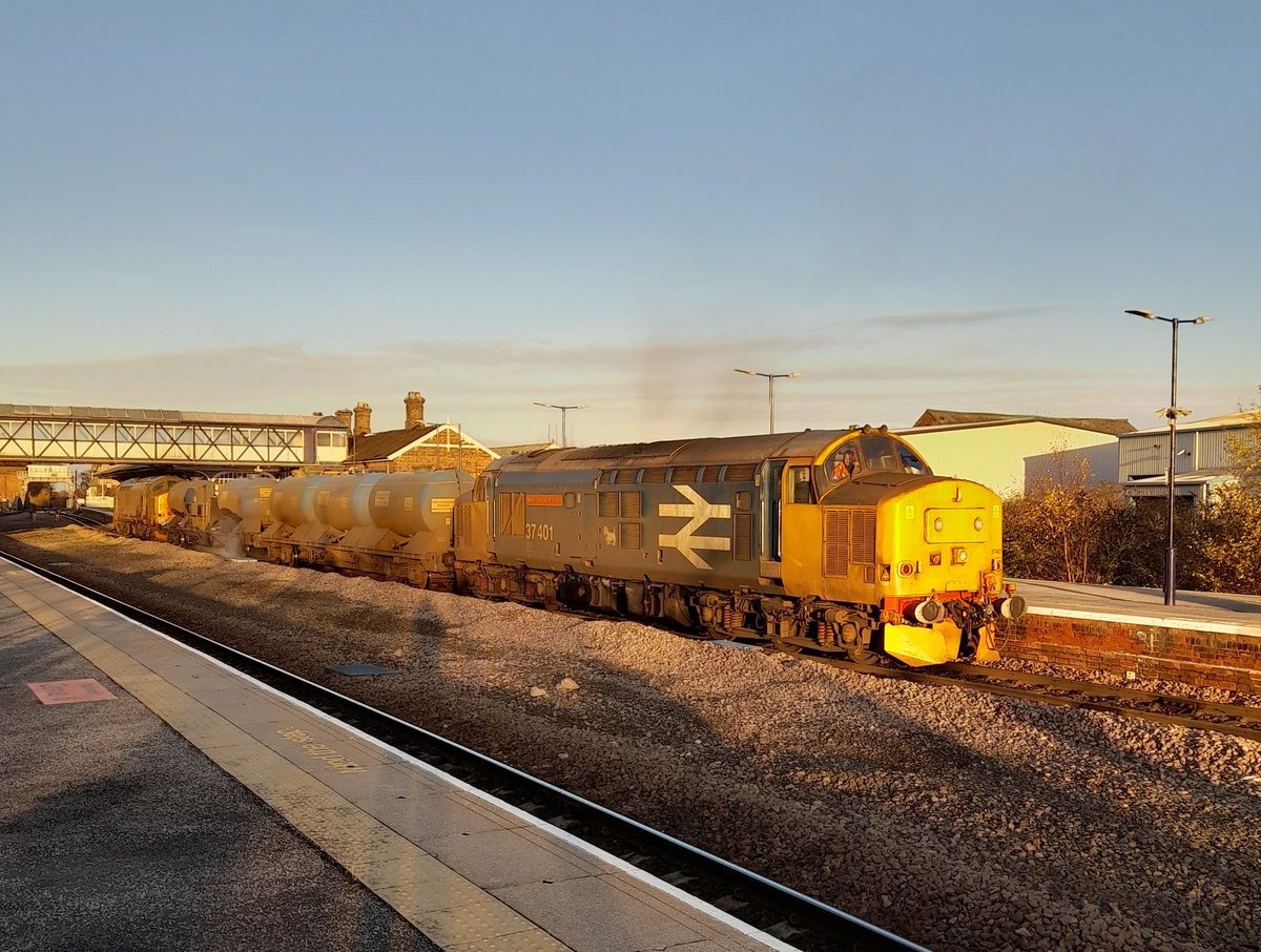wallygridboy's tweet photo. It's that time again for the famous 3J51 RHTT which has produced a large selection of #classictraction over the years!
A quick look back+in DRS days we have
37401 'Mary Queen of Scots' at Selby.
37407 'Blackpool Tower' at Scarborough. 
37422 at Filey.
37419 at Filey. https://t.co/XfEPI3pXAN