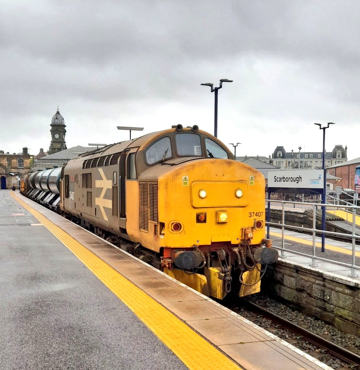 wallygridboy's tweet photo. It's that time again for the famous 3J51 RHTT which has produced a large selection of #classictraction over the years!
A quick look back+in DRS days we have
37401 'Mary Queen of Scots' at Selby.
37407 'Blackpool Tower' at Scarborough. 
37422 at Filey.
37419 at Filey. https://t.co/XfEPI3pXAN