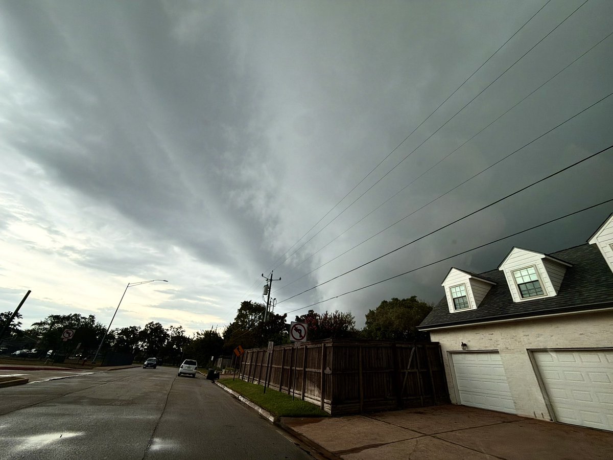 UpstateChaser's tweet photo. Storm approaching College Station, TX with incredible structure. #txwx https://t.co/ILaQ8XhbeN