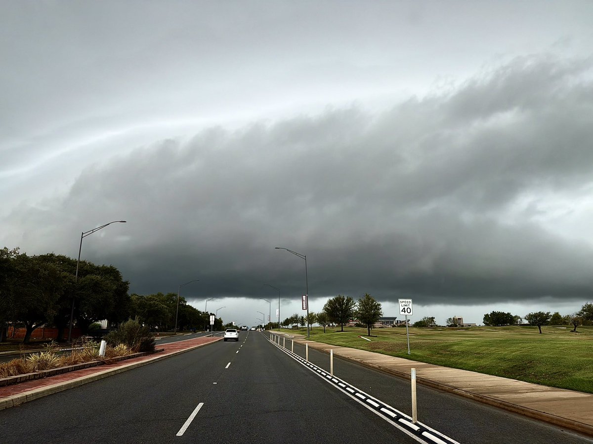 UpstateChaser's tweet photo. Storm approaching College Station, TX with incredible structure. #txwx https://t.co/ILaQ8XhbeN
