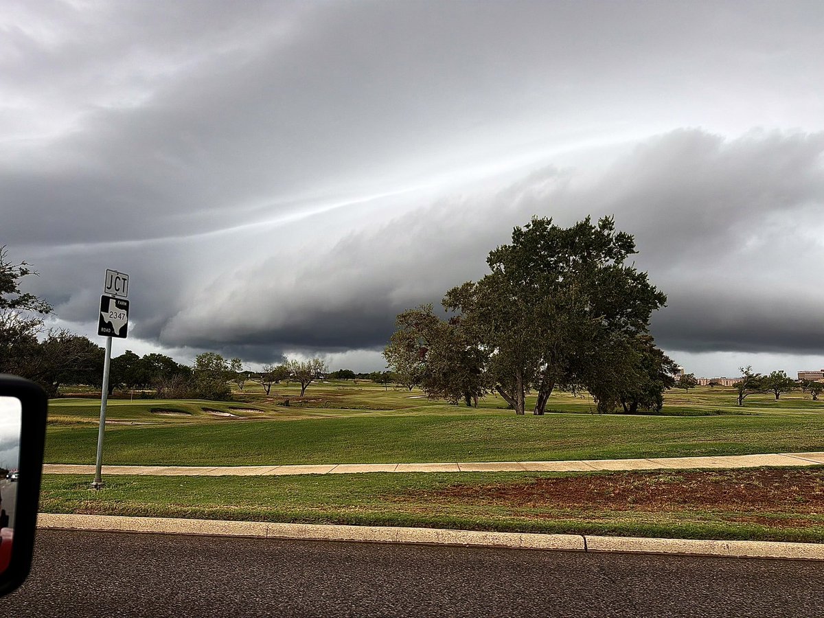 UpstateChaser's tweet photo. Storm approaching College Station, TX with incredible structure. #txwx https://t.co/ILaQ8XhbeN