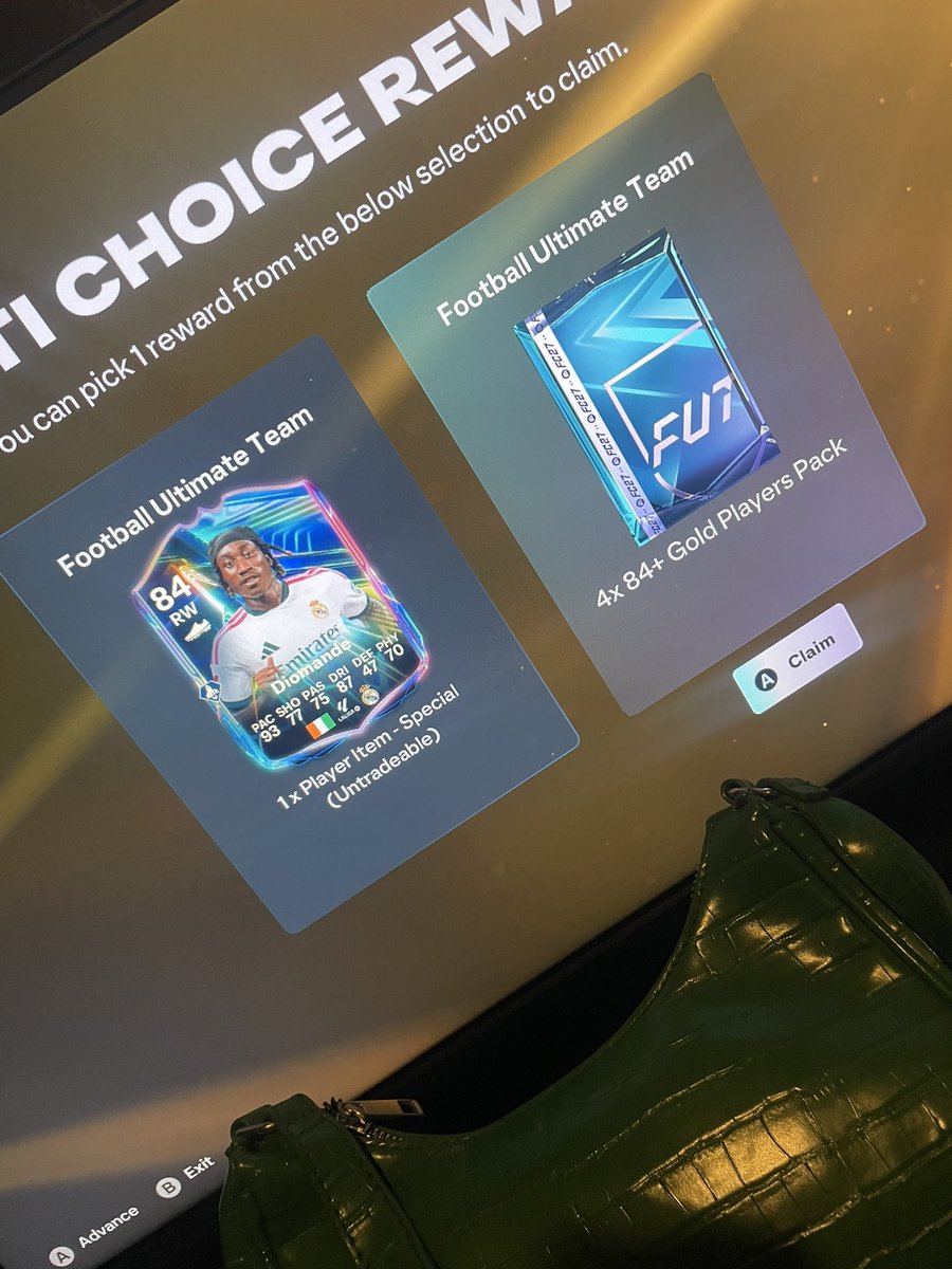SazClosePRO's tweet photo. Might be stupid but I took the packs instead of the 2 players, I think I’m too much of a gambling girlie 😂💗 https://t.co/Ci6GcUmkaw