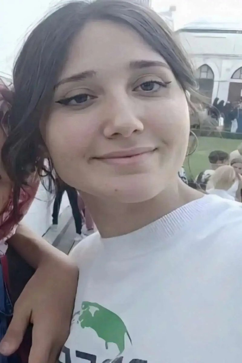 Elf4uzuner's tweet photo. O, İkbal uzuner. Henüz 19 yaşındaydı, geleceği, hayalleri, umutları vardı. Hayat dolu bir kızdı, fakat o neşesi ona takıntılı bir katil yüzünden son buldu. Ve şuan neredeyse sosyal medyada unutulmaya yüz tutuldu, onu yeniden hatırlatmak için lütfen destek ol! #ikbaluzuner https://t.co/d8RTf8ALti