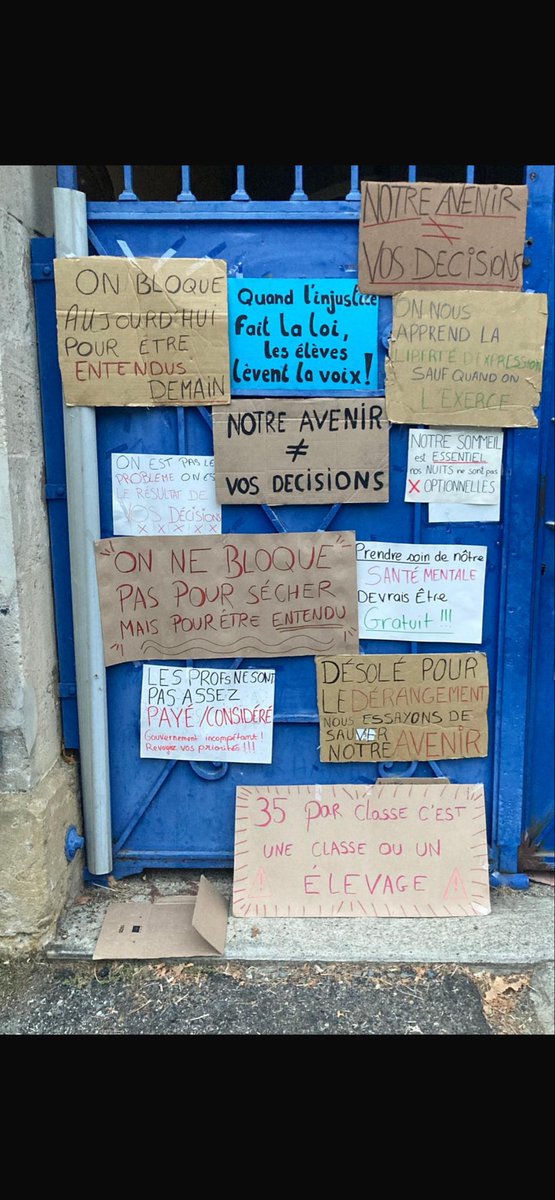 FrCastex's tweet photo. Sur un portail d’un lycée du Gers . Tout est dit ! https://t.co/jXIcfdGvja