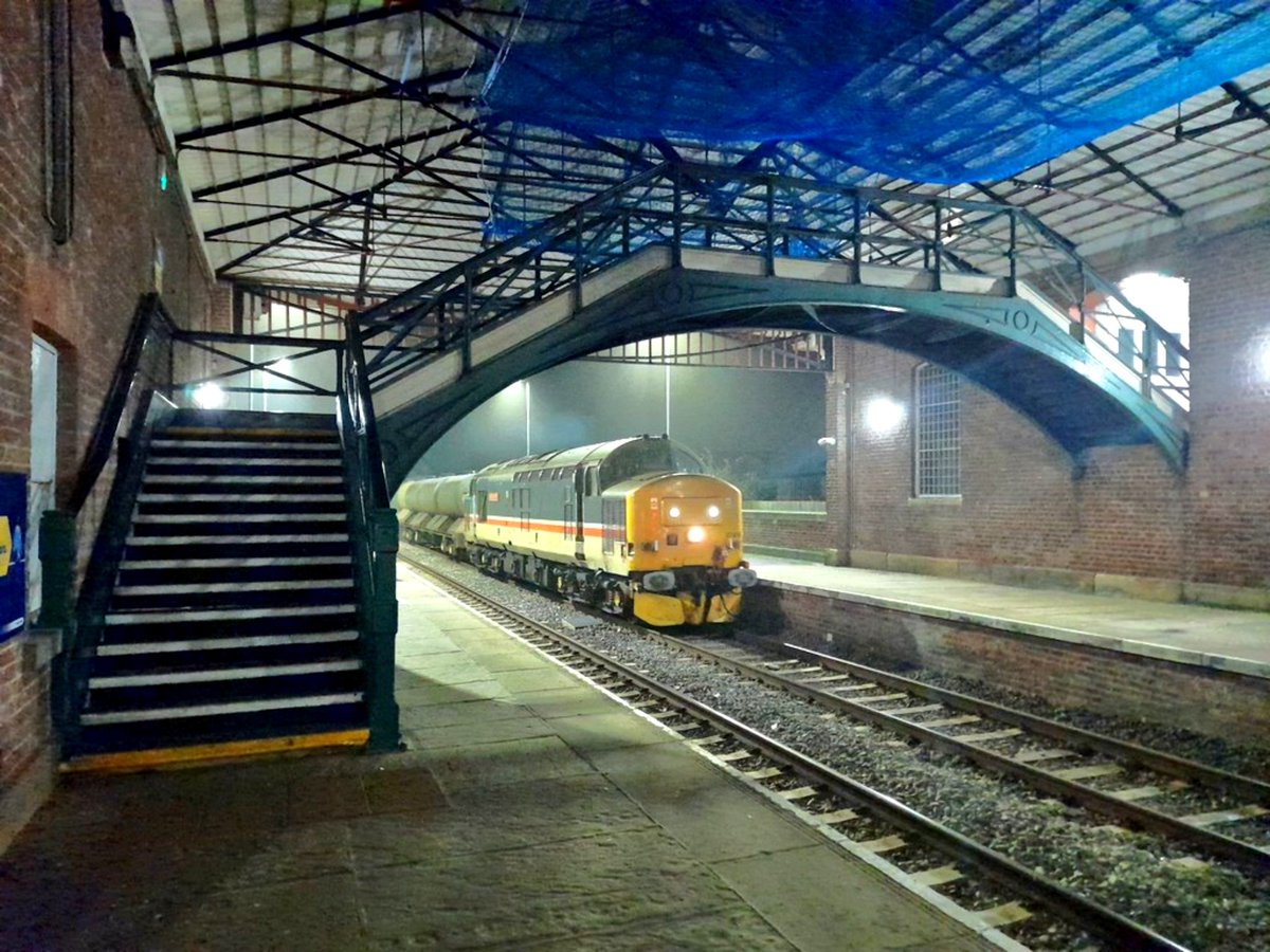 wallygridboy's tweet photo. It's that time again for the famous 3J51 RHTT which has produced a large selection of #classictraction over the years!
A quick look back+in DRS days we have
37401 'Mary Queen of Scots' at Selby.
37407 'Blackpool Tower' at Scarborough. 
37422 at Filey.
37419 at Filey. https://t.co/XfEPI3pXAN