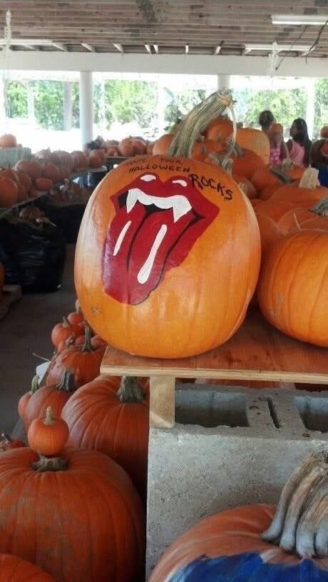 fred79977's tweet photo. #HalloweenDecor 
#RollingStones https://t.co/Wv6NpGzny0
