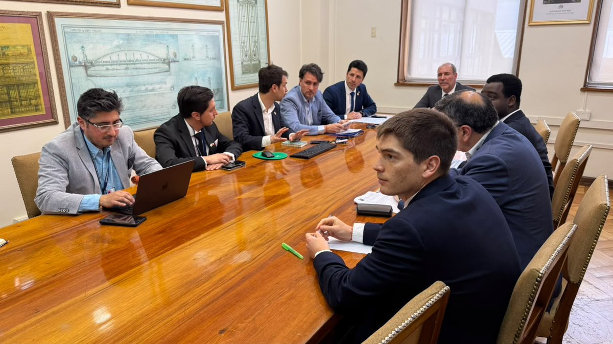 WAINRAIHGT's tweet photo. Tenemos buenas noticias para #PuertoMontt. Con el diputado @Mauro_GonzalezV nos reunimos con el ministro @mop_chile Louis de Grange, quien nos confirmó que la licitación para la doble vía a El Tepual se hará este año. Así avanzamos para que esta obra fundamental para la calidad de vida de nuestra ciudad vaya paulatinamente siendo una realidad.