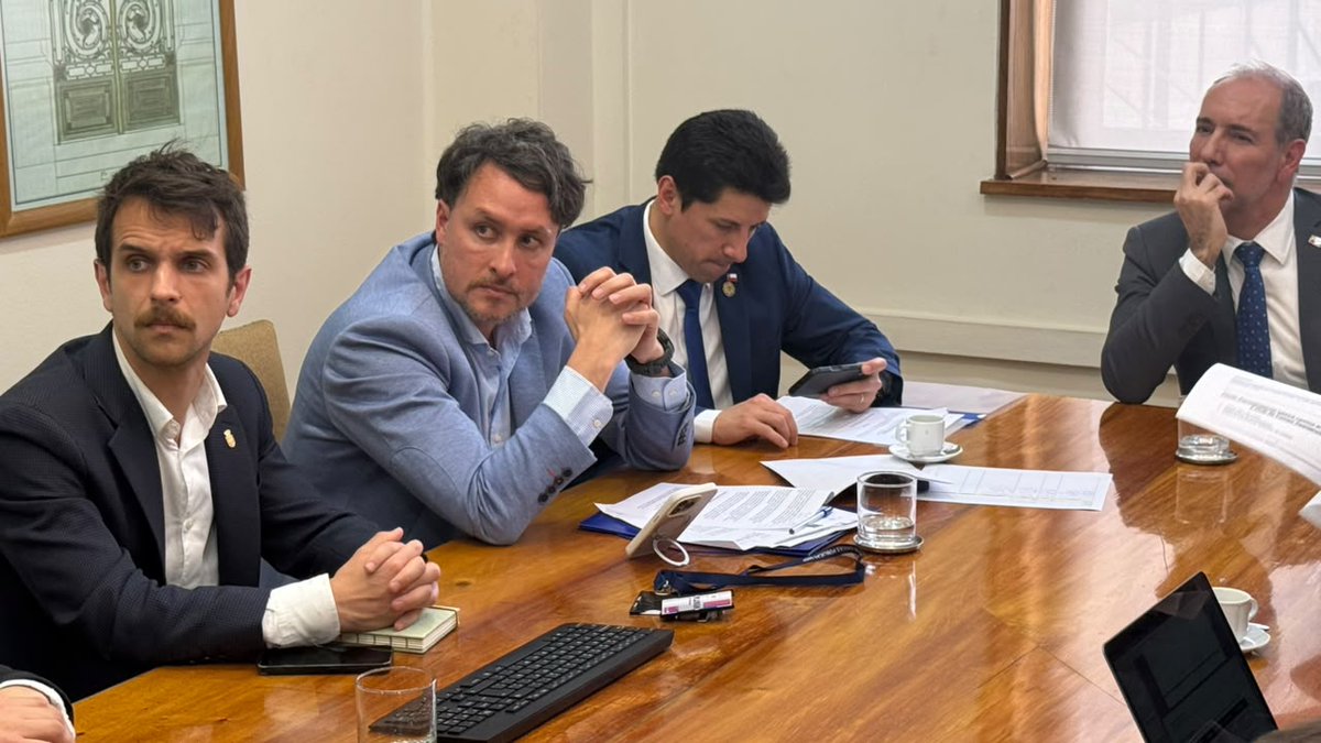 WAINRAIHGT's tweet photo. Tenemos buenas noticias para #PuertoMontt. Con el diputado @Mauro_GonzalezV nos reunimos con el ministro @mop_chile Louis de Grange, quien nos confirmó que la licitación para la doble vía a El Tepual se hará este año. Así avanzamos para que esta obra fundamental para la calidad de vida de nuestra ciudad vaya paulatinamente siendo una realidad.