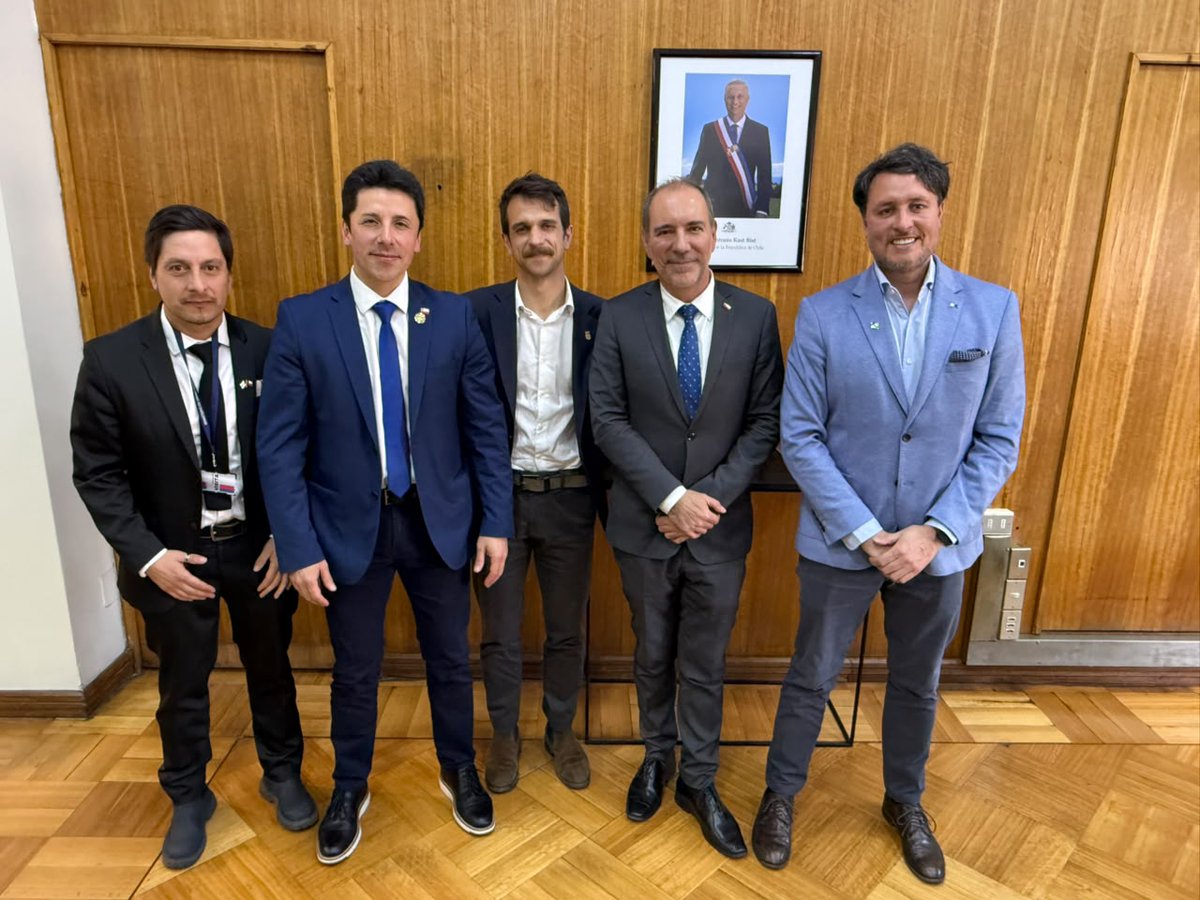 WAINRAIHGT's tweet photo. Tenemos buenas noticias para #PuertoMontt. Con el diputado @Mauro_GonzalezV nos reunimos con el ministro @mop_chile Louis de Grange, quien nos confirmó que la licitación para la doble vía a El Tepual se hará este año. Así avanzamos para que esta obra fundamental para la calidad de vida de nuestra ciudad vaya paulatinamente siendo una realidad.
