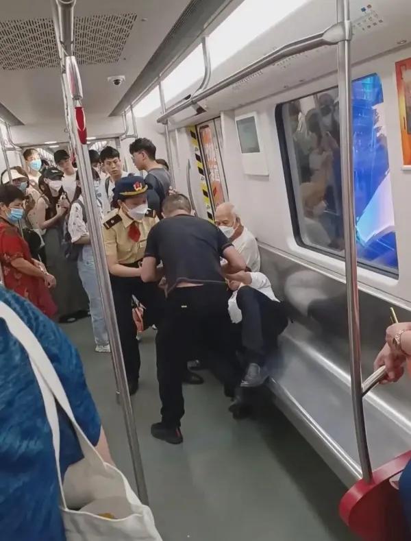 GeorgiaMerzsdx's tweet photo. Un seor en la estación me devolvió la cartera que perdí sin pedir recompensa. La bondad existe incluso entre desconocidos https://t.co/PqG55auL5u