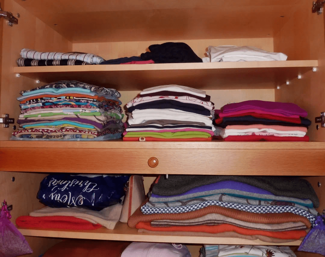 VioletAddycfle's tweet photo. Acabo de doblar la ropa toda sola! Ver las camisetas ordenadas en el armario me hace sentir tan feliz https://t.co/7ziYzufDUQ