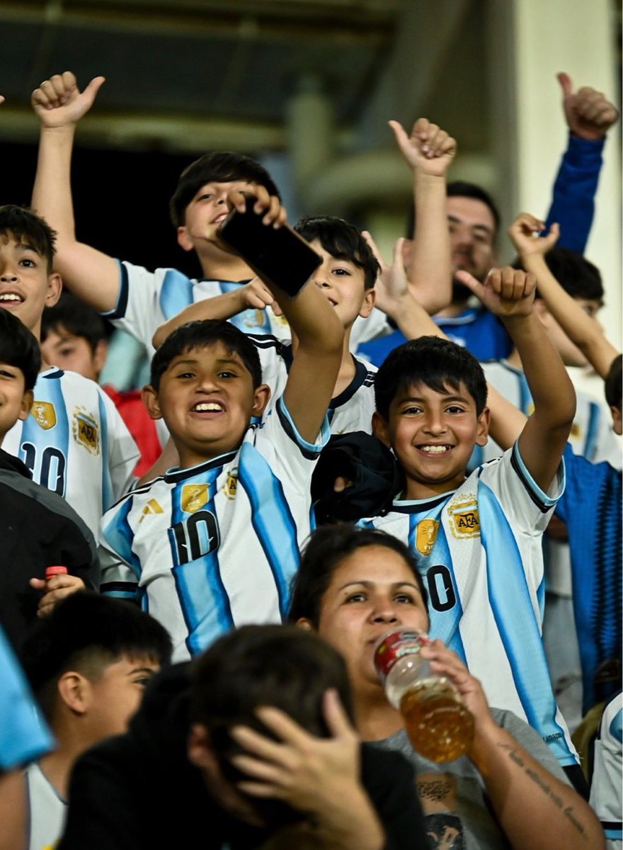 PasseriniOk's tweet photo. 🇦🇷 ¡Gracias, Selección, por elegir #CórdobaCapital! ⚽

Anoche vivimos una gran fiesta del fútbol en nuestra ciudad, que volvió a ser escenario de un evento deportivo de primer nivel.

Gracias a una decisión favorable de la AFA y a las gestiones del Gobierno de Córdoba, más de 8.000 chicos y chicas de escuelitas de fútbol, clubes de barrio y organizaciones sociales de toda la provincia pudieron disfrutar del partido y estar cerca de sus ídolos. Una experiencia inolvidable para todos ellos.

Y qué orgullo contar con el Cuti Romero, cordobés, figura y capitán de la Selección, que además nos regaló uno de los goles de la noche. 💙

Córdoba está preparada para recibir los grandes eventos deportivos del país. Tenemos infraestructura, seguridad y un estadio mundialista como el Mario Alberto Kempes, que nos permite recibir a los mejores del mundo y vivir noches que quedan en la historia. 🏟️