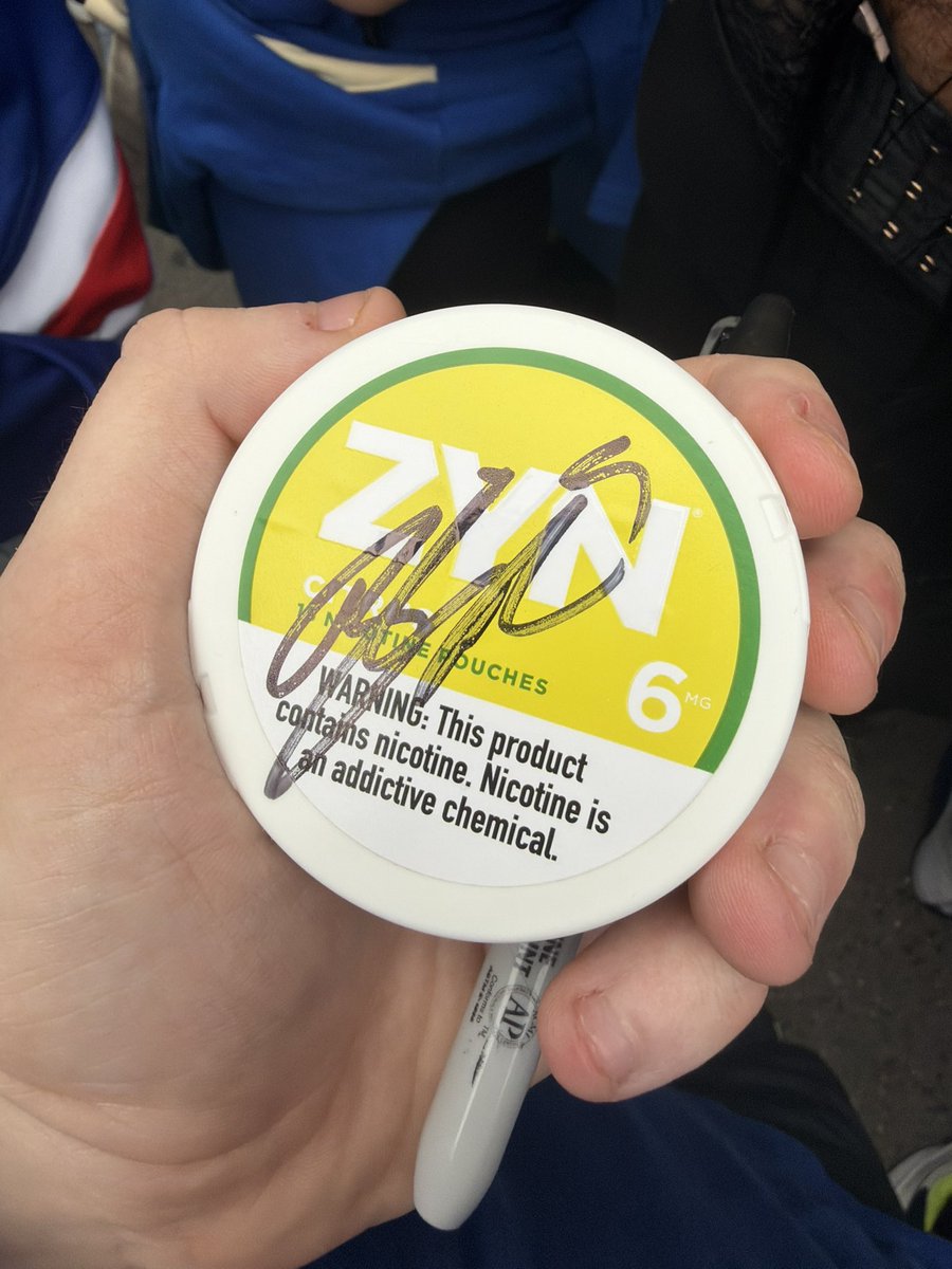 DanVeal24's tweet photo. @NYRLouie Louie Schneider may be buns but he did sign my zyns so he’s a beauty in my book now https://t.co/3jXHeXnBHm