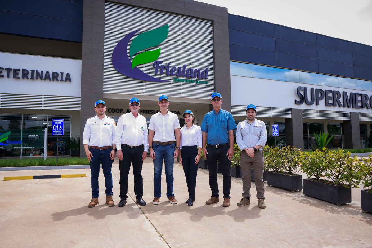MIC_PY's tweet photo. #MIC | Del maíz al balanceado: la Cooperativa Friesland, en San Pedro, tiene capacidad para producir unos 2 millones de kilos mensuales 🌽

El ministro @mriquelme1 la visitó y destacó al cooperativismo como motor de la industrialización rural.

🔗 Nota completa en: https://t.co/KEq0YyEWam

#GobiernoDelParaguay