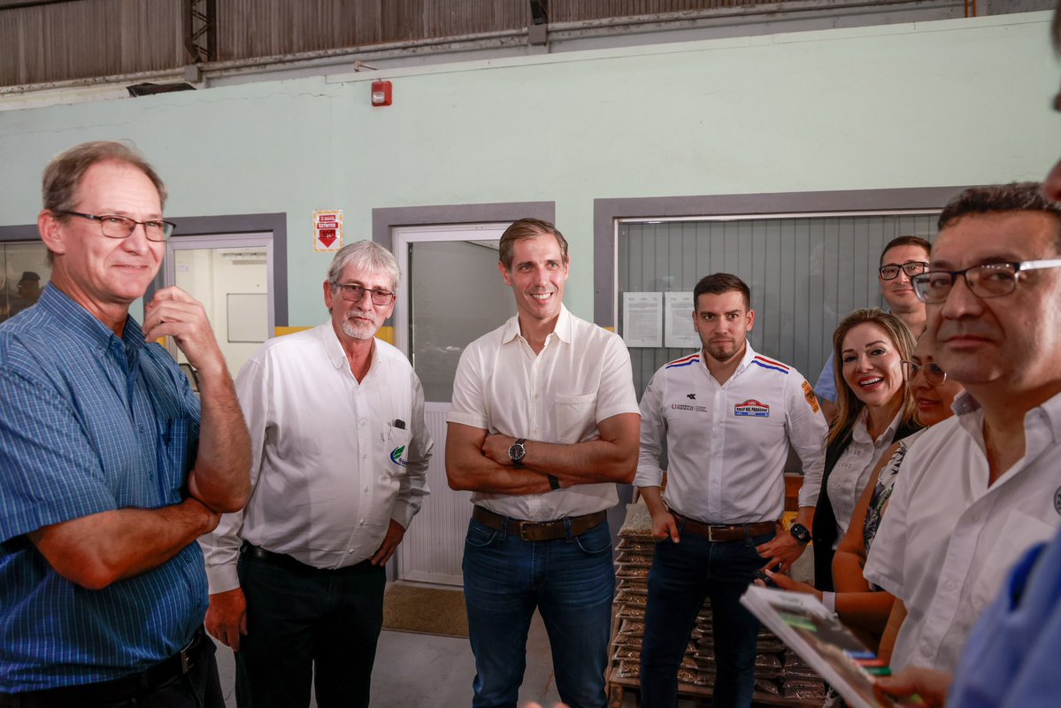 MIC_PY's tweet photo. #MIC | Del maíz al balanceado: la Cooperativa Friesland, en San Pedro, tiene capacidad para producir unos 2 millones de kilos mensuales 🌽

El ministro @mriquelme1 la visitó y destacó al cooperativismo como motor de la industrialización rural.

🔗 Nota completa en: https://t.co/KEq0YyEWam

#GobiernoDelParaguay