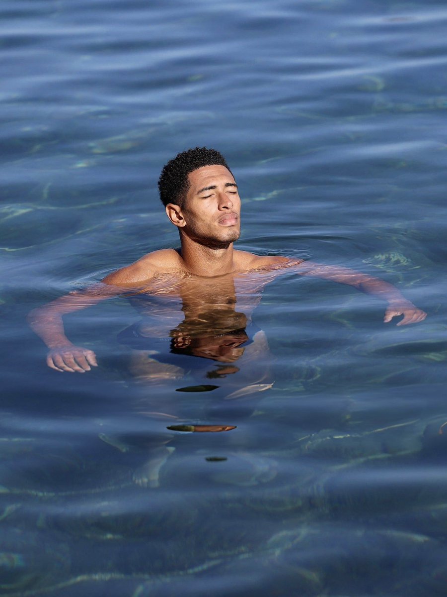 _judesworld's tweet photo. Jude is in the pool like he's about to receive the holy spirit type shii😭 https://t.co/f3VV0aOIQl