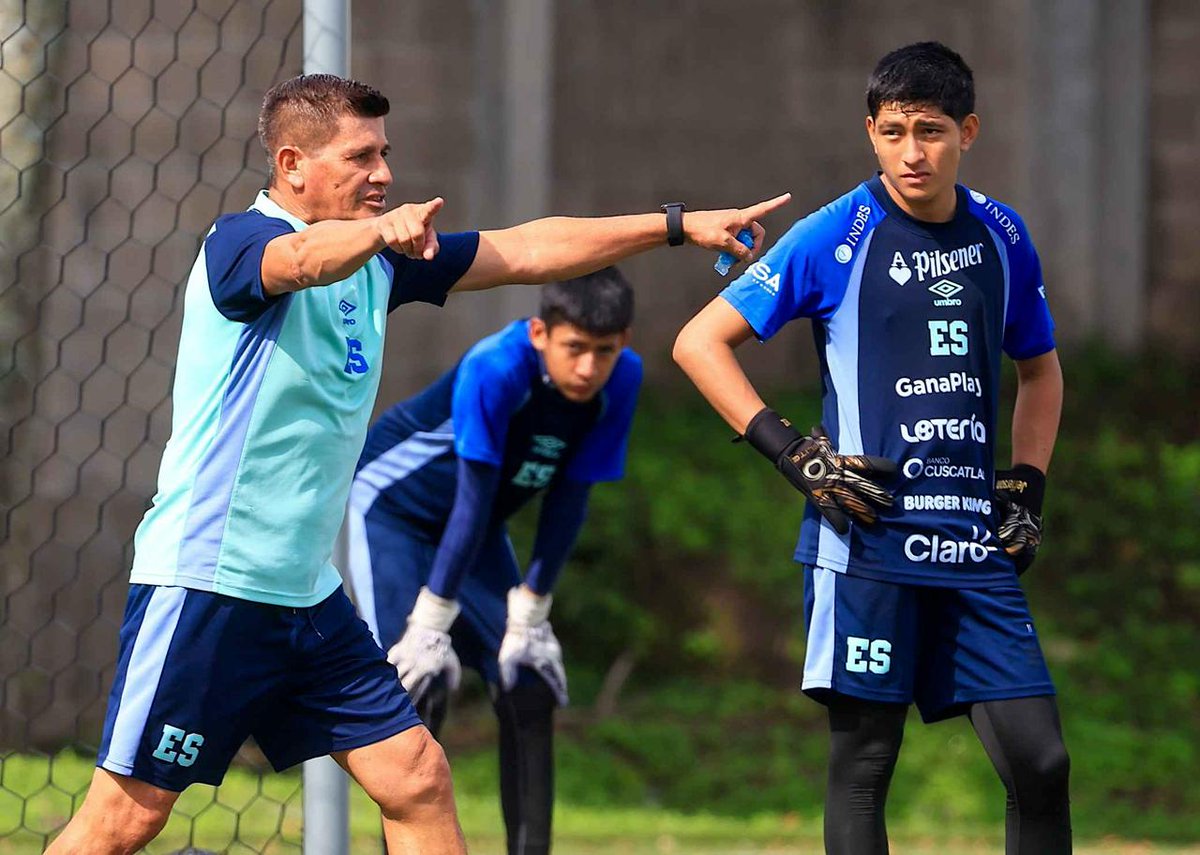 LaSelecta_SLV's tweet photo. Bajo la dirección de Kilmar Jiménez, el equipo trabaja diferentes aspectos del juego a través de sesiones en espacio reducido, como parte de su preparación para la competencia. https://t.co/5VcVgBVyT1