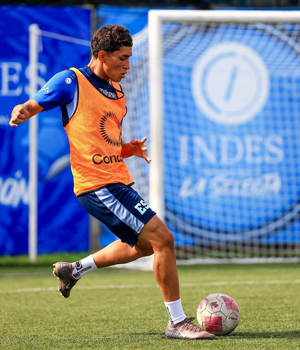 LaSelecta_SLV's tweet photo. Bajo la dirección de Kilmar Jiménez, el equipo trabaja diferentes aspectos del juego a través de sesiones en espacio reducido, como parte de su preparación para la competencia. https://t.co/5VcVgBVyT1