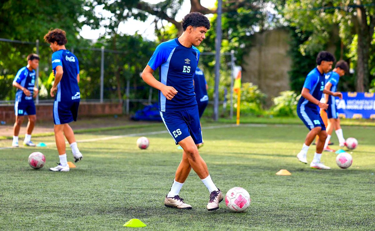 LaSelecta_SLV's tweet photo. Bajo la dirección de Kilmar Jiménez, el equipo trabaja diferentes aspectos del juego a través de sesiones en espacio reducido, como parte de su preparación para la competencia. https://t.co/5VcVgBVyT1