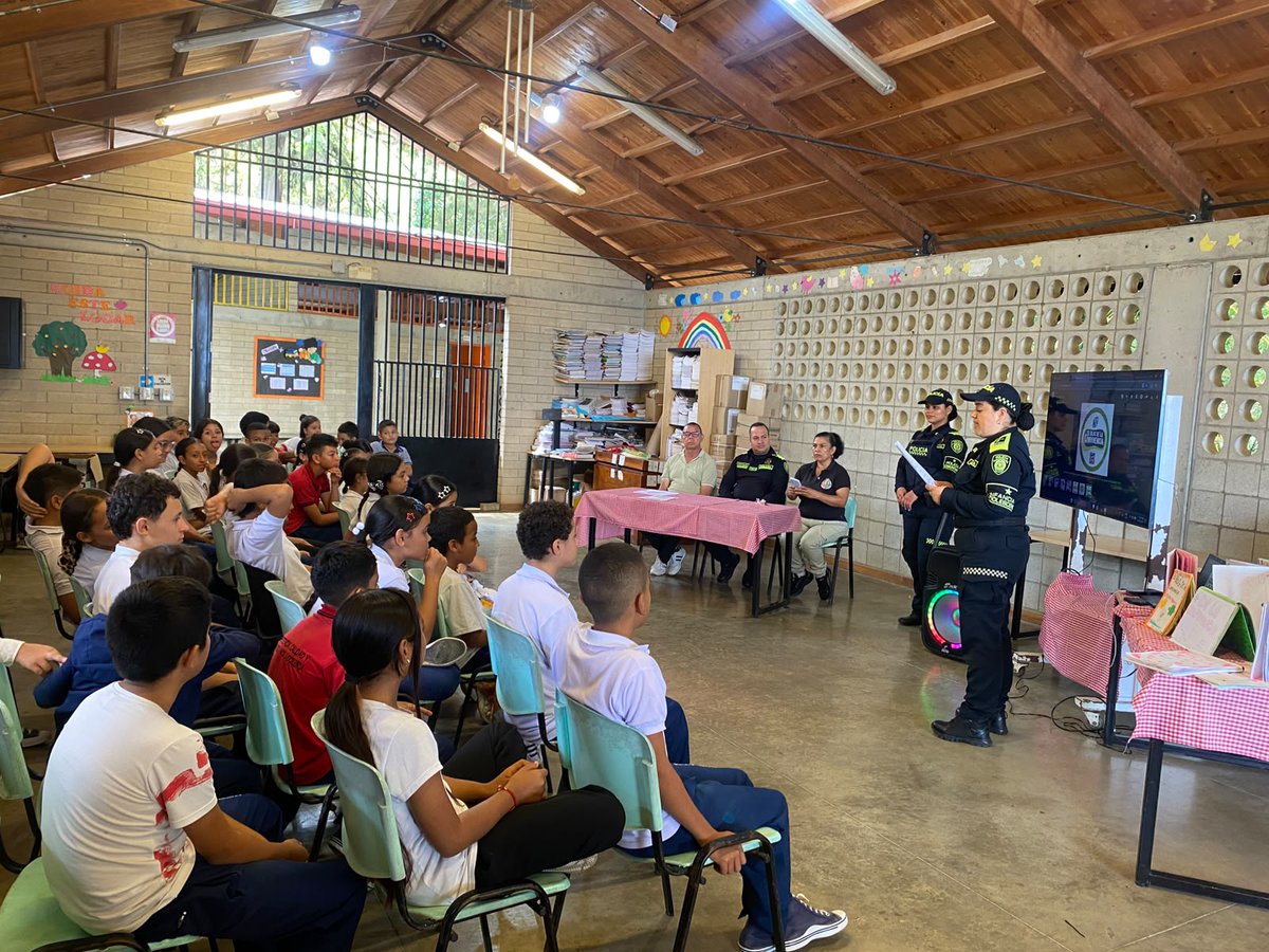 Policiantioquia's tweet photo. En #Tarso | Nuestro grupo de @ProteccionPonal a la Infancia y Adolescencia clausuró “El Blog de la Convivencia” con niños y niñas de 5.° de la I.E. José Prieto Arango, quienes recibieron diplomas como “Promotores de la Convivencia”, fortaleciendo valores, liderazgo y sana convivencia. #JuntosPorAntioquia