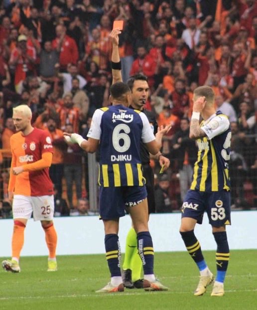 ssari_lacivertt's tweet photo. mutluluğumuzu çalanlar mutlu olmasın 
o ağlayan çocukların gözyaşlarının ahı var…
şu ederson fred djiku ‘nın kader maçlarındaki başroller gs sempatizanları yasin kol zorbay küçük arda kardeşler elbet hak yerini bulacak https://t.co/zigTLvC3aD