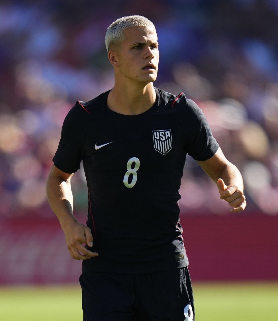 RinconMLS's tweet photo. 🚨 La incertidumbre que envuelve al Manchester City 🏴󠁧󠁢󠁥󠁮󠁧󠁿 NO ALTERÓ los planes de Cavan Sullivan (17|🇺🇸). 

🔜La joven estrella de Philadelphia Union se unirá el club inglés en enero de 2028, una vez que haya cumplido los 18 años. 

ℹ️ @tombogert https://t.co/KZk1Ai84of