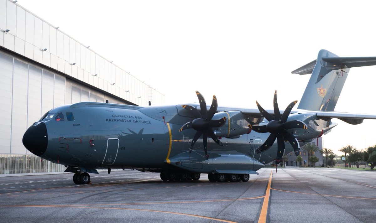 Miragec14F1CE's tweet photo. 🇰🇿 #Kazajistán se prepara para recibir su segundo #A400M. El avión, ya con los colores nacionales, se encuentra en fase de aceptación técnica antes de su entrega. Con él completará los 2 aparatos contratados a Airbus
https://t.co/pYoi8UT9x9 https://t.co/7WsD5jVHER