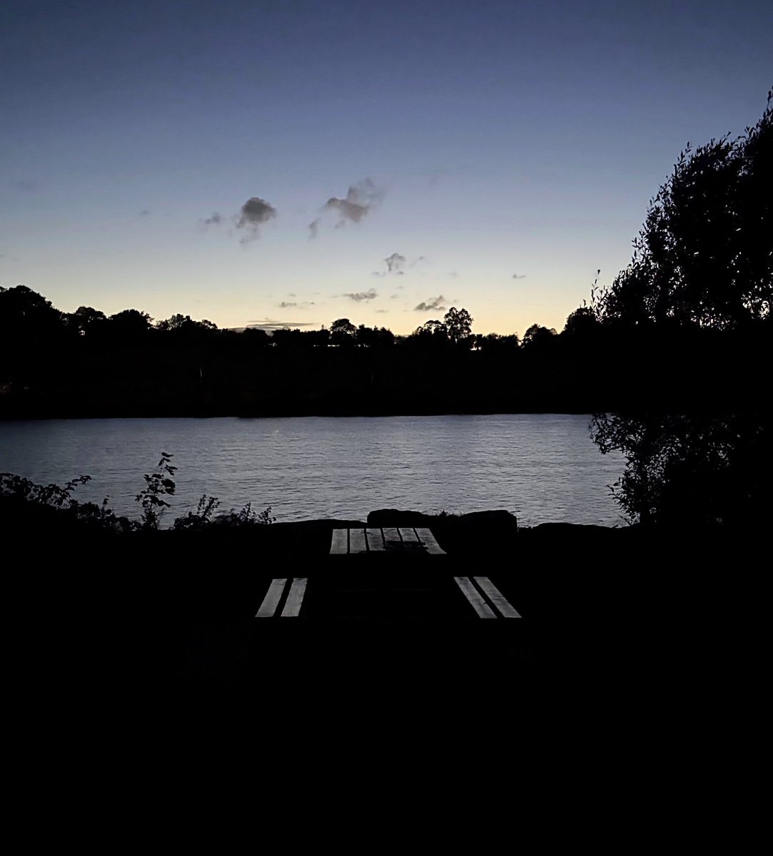 devlin_jp's tweet photo. Picnic table at dusk. https://t.co/bkqkCrzG7Q