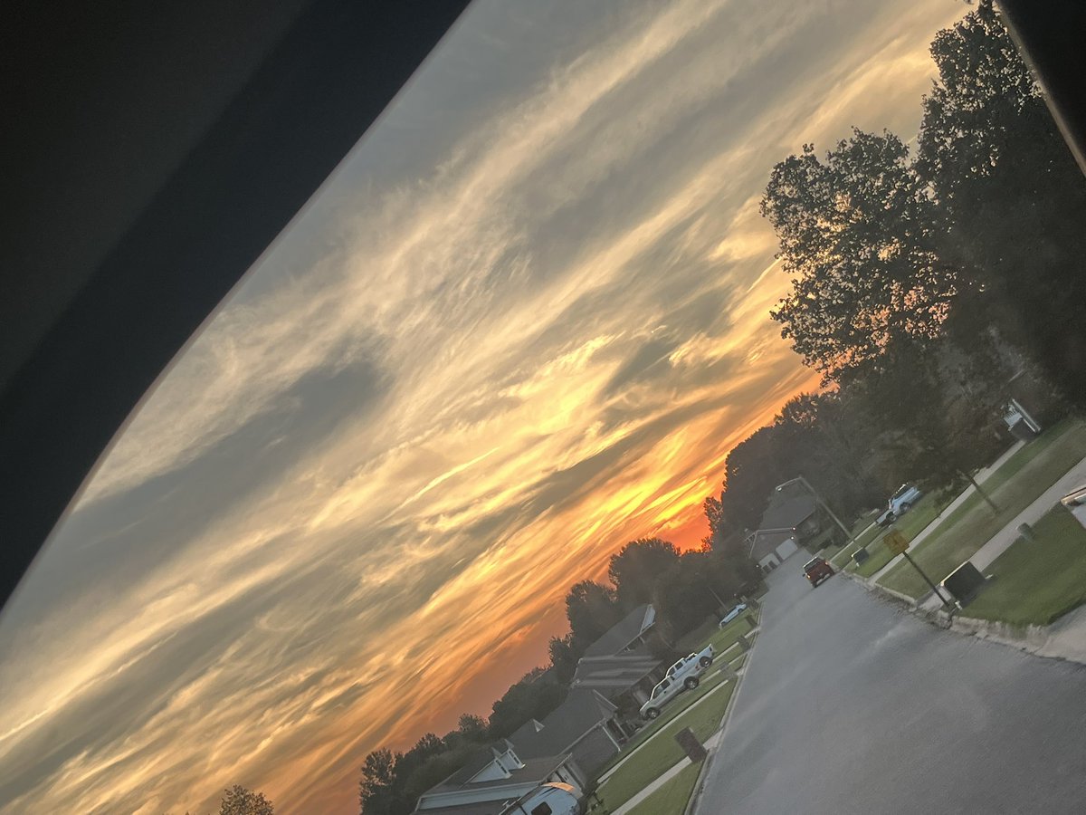 BlicDemon04's tweet photo. Sometimes you just gotta look into the sky and know better days are headed your way! https://t.co/P6OV8m4Gp8