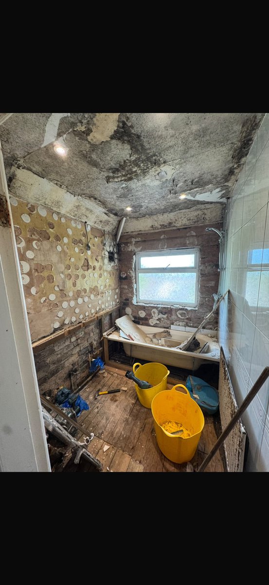 Seeley789's tweet photo. Not a bad transformation this one …

Any bathrooms need doing shout me ….. 

Terrible football manager , sensational bathroom installer … 

Likes and shares appreciated ❤️❤️❤️⚽️⚽️🙌🏼🙌🏼 https://t.co/861TbXMGhf