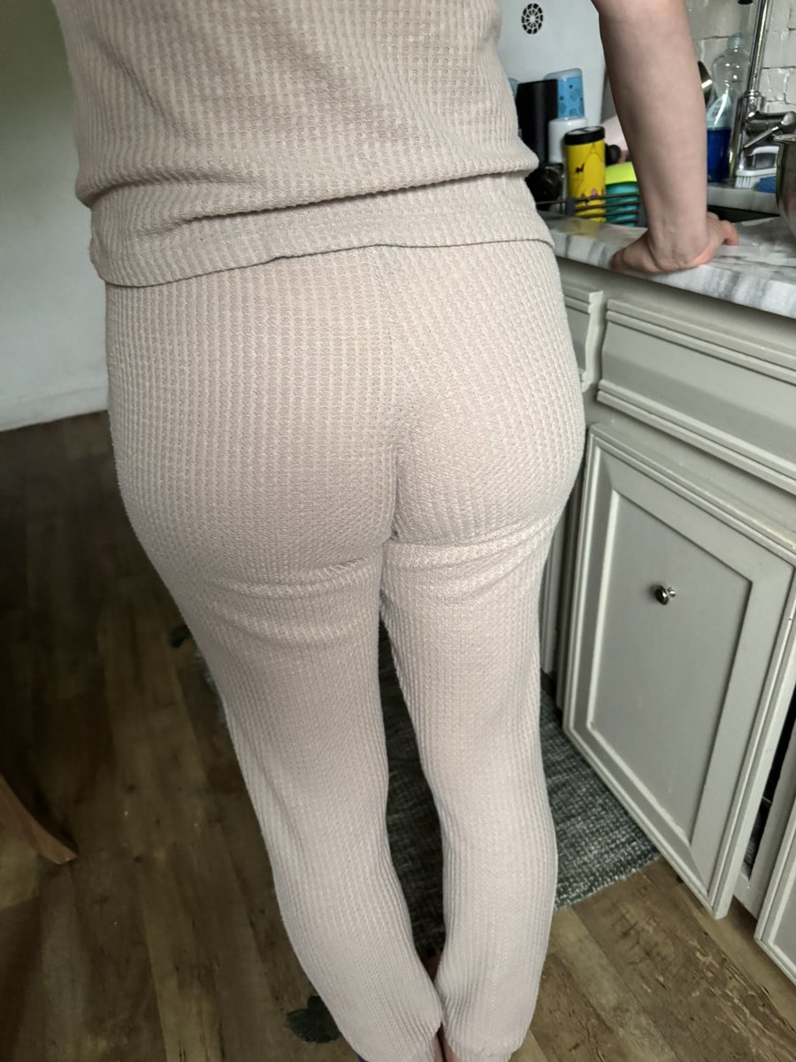 Chris_n_Anna69's tweet photo. Just a little glimpse through her pants… and suddenly dinner isn’t the thing on my mind. 😏

Consider this your little preview of what we don’t show everyone. 👀🔥 ⬇️

Fansly - https://t.co/TbtxZv39HA

Fanvue - https://t.co/LvV2XuHVGD

#KitchenTease #FanslyCreator #FanvueCreator https://t.co/atJXGtIZ2w