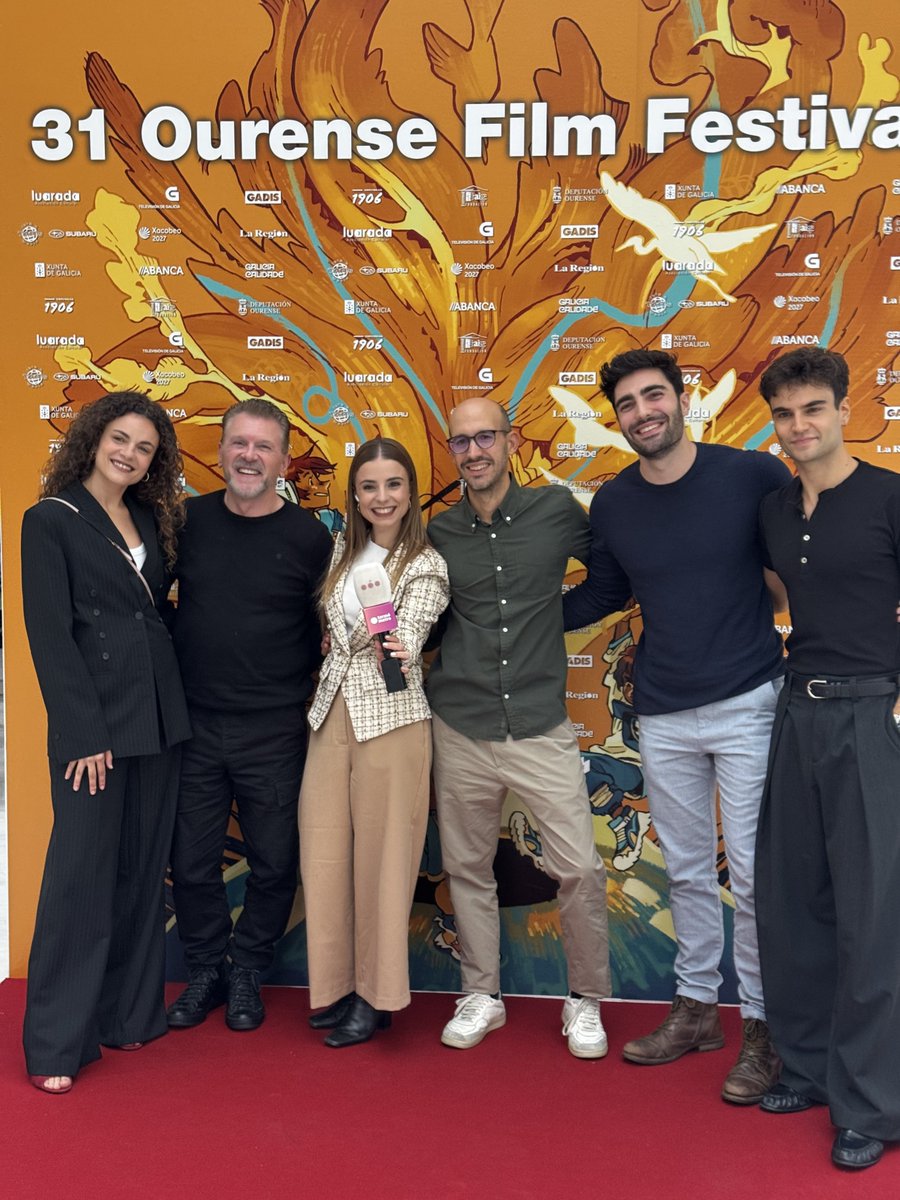 laregiontele's tweet photo. 🎬 Hoxe é o día de #ClínicaMiranda!
Xa estamos en modo #OUFF31 e puxémonos diante dos flashes 📸 e compartir cos medios un pequeno adianto do que está por chegar
@simoncasal, Grial Montes, @nachonugo_, David Vilares e Luis Iglesia acompañáronnos neste día especial para o equipo https://t.co/L49n10v9AZ