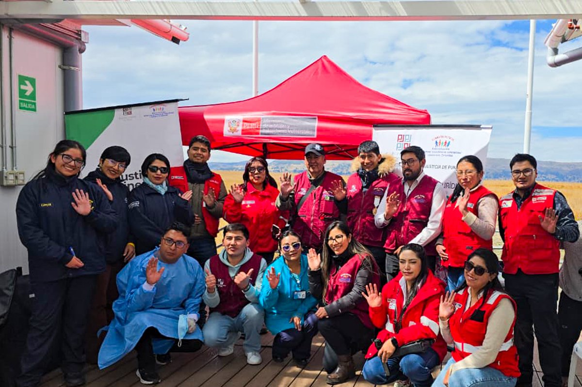 MidisPAIS's tweet photo. Desde muy temprano, diversas entidades públicas navegaron por el Lago Titicaca para brindar servicios de salud, trámites de DNI y el @SISPeruOficial, orientación legal, programas sociales y más. 🩺📄 https://t.co/DLreH4hfEq