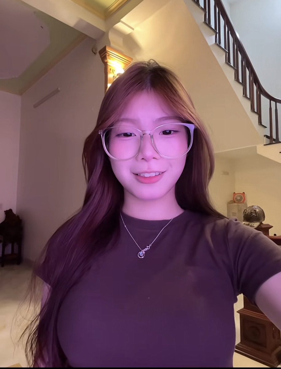 trinungvn's tweet photo. e mai trang này biểu cảm nứng vl? tiktok còn e nào biểu cảm nứng vậy ae cmt thử xem kkk https://t.co/iNbtk73zcI