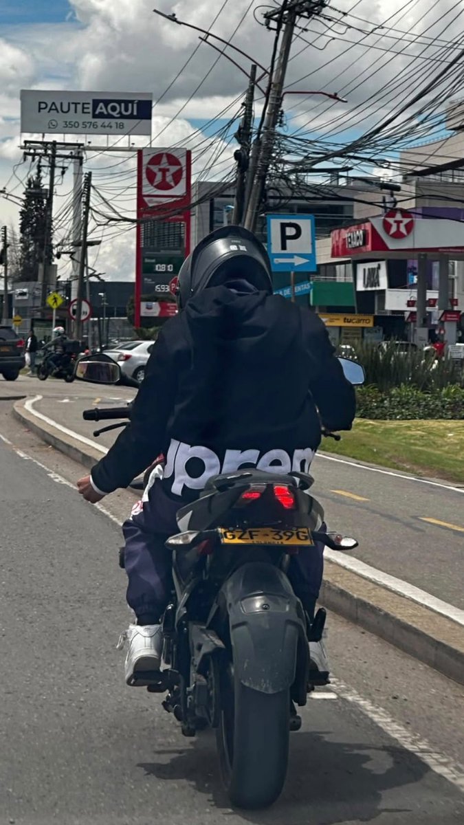 horusperegrinus's tweet photo. #Horus 🦅 En Chía (Cundinamarca), un sujeto que había sido visto merodeando sospechosamente por el sector de Parmalat con la placa (GZF39G) de su motocicleta levantada fue neutralizado por la comunidad cuando intentaba atracar a un ciudadano para robarle su teléfono celular. https://t.co/lJd2TAyiAs