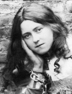 hollowandholy's tweet photo. sweetest child of Jesus, 
happy feast day for the little flower St. Thérèse of Lisieux. https://t.co/eqpEk8dip2