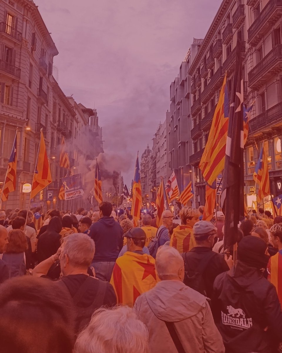 JoventRepublica's tweet photo. 🗳 L’1 d’octubre de 2017 vam fer possible el referèndum. Vam votar, vam defensar les urnes i vam plantar cara a l’Estat espanyol

💥 9 anys després, mantenim viu el compromís i continuem lluitant per la independència del nostre país. Fins a la victòria! ✊ https://t.co/GCqOUFiygw