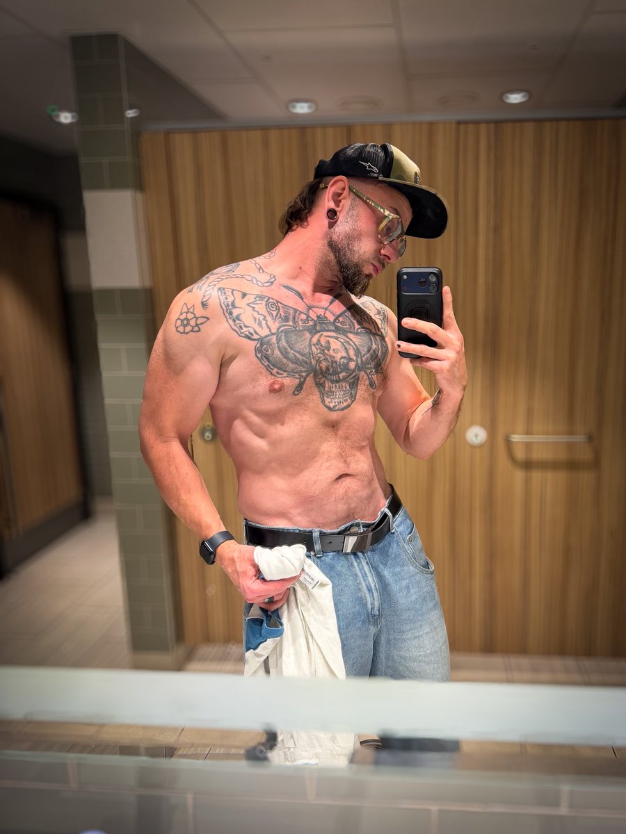 ashactuallyjpg's tweet photo. So I guess this is where it starts…
It’s me… AshActually.jpg

Nice to meet you 💋
PS - Instagram can kiss my bare, sweaty ass 💅🏻 

#GayTwitter #GayMen #InkedMen https://t.co/jGIDuzrQXu