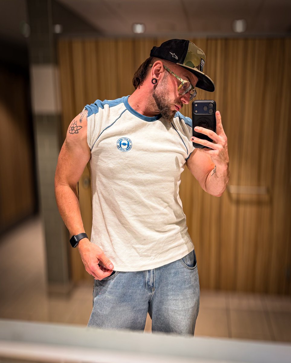 ashactuallyjpg's tweet photo. So I guess this is where it starts…
It’s me… AshActually.jpg

Nice to meet you 💋
PS - Instagram can kiss my bare, sweaty ass 💅🏻 

#GayTwitter #GayMen #InkedMen https://t.co/jGIDuzrQXu