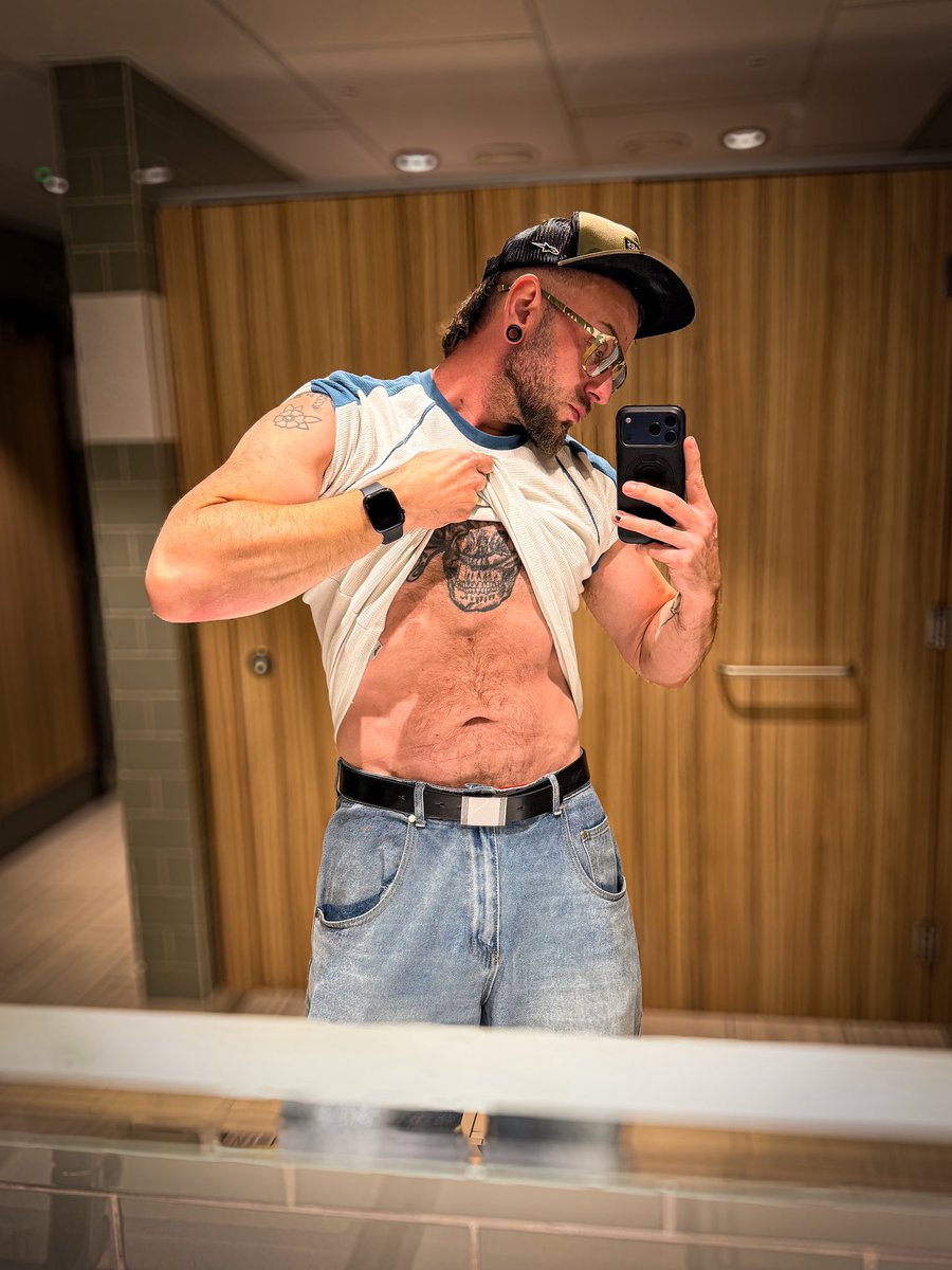 ashactuallyjpg's tweet photo. So I guess this is where it starts…
It’s me… AshActually.jpg

Nice to meet you 💋
PS - Instagram can kiss my bare, sweaty ass 💅🏻 

#GayTwitter #GayMen #InkedMen https://t.co/jGIDuzrQXu