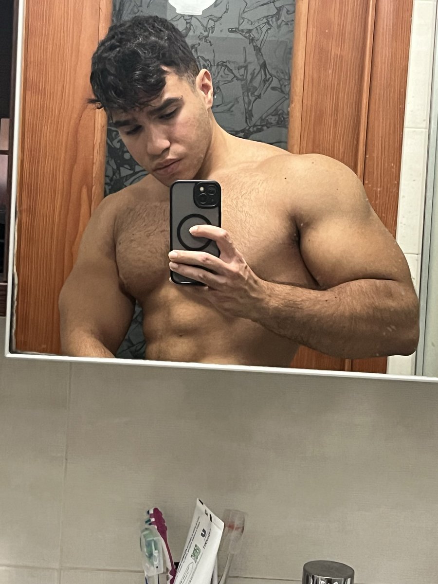 filippocatt's tweet photo. bodydismorphia🥲🥲 https://t.co/kG5f1ns8JU