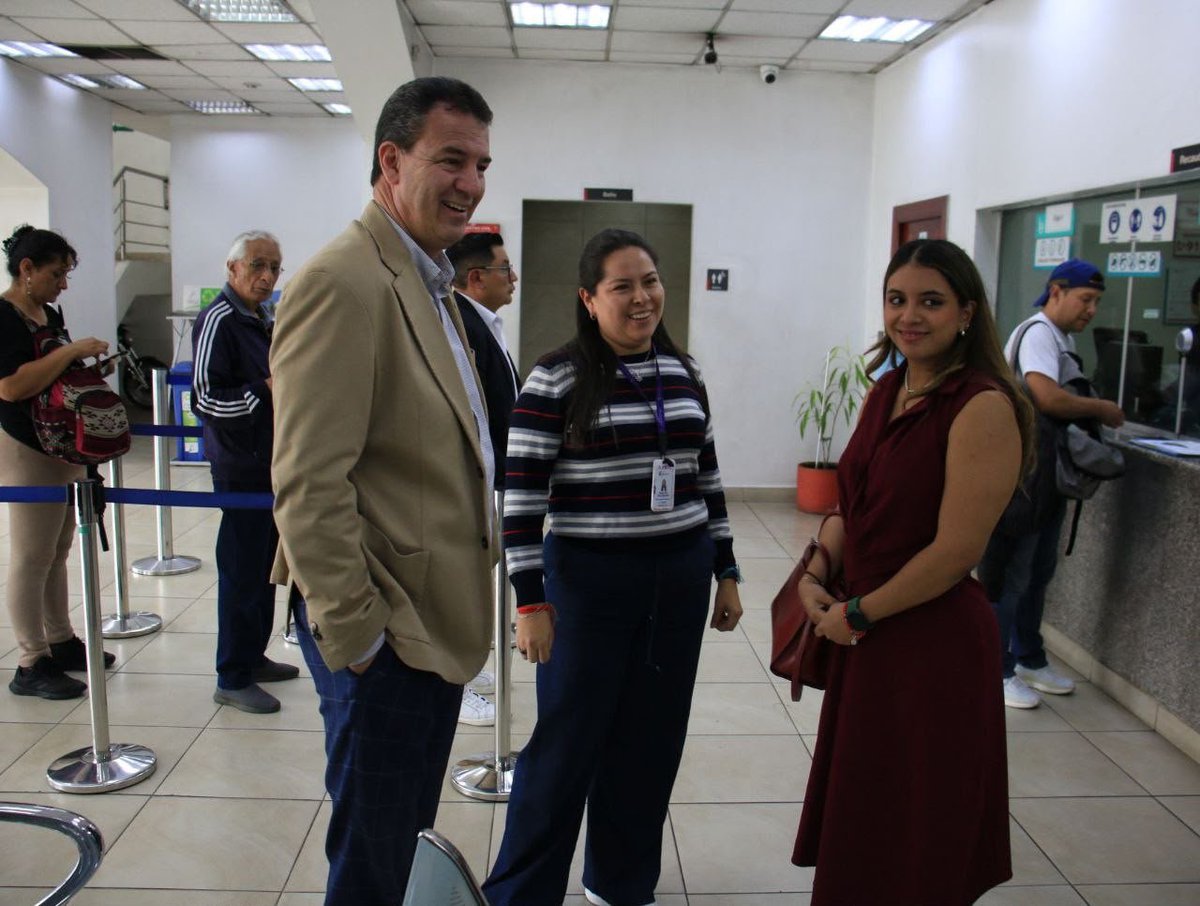 RegistroCivilec's tweet photo. #Pichincha | Verificar la calidad del servicio que reciben los usuarios es un compromiso del Registro Civil. 
El director general @JorgeOsorioEc y la subdirectora, Valeria Parra, visitaron la agencia San Blas en Quito, donde dialogaron con los usuarios y entregaron cédulas. https://t.co/TKqNN1syFE