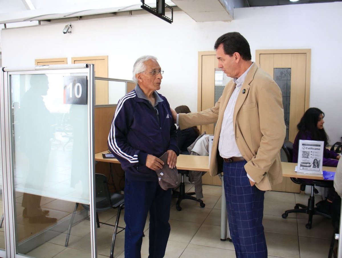 RegistroCivilec's tweet photo. #Pichincha | Verificar la calidad del servicio que reciben los usuarios es un compromiso del Registro Civil. 
El director general @JorgeOsorioEc y la subdirectora, Valeria Parra, visitaron la agencia San Blas en Quito, donde dialogaron con los usuarios y entregaron cédulas. https://t.co/TKqNN1syFE