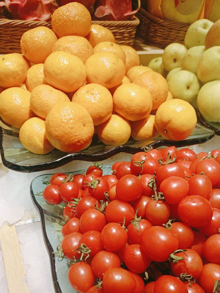 AndreaBranvw's tweet photo. [Compra rápida: tomates maduros, cebollas frescas y pan crujiente para cocinar la ensalada de hoy! No te pierdas estas opciones deliciosas y económicas en el supermercado cercano!] https://t.co/q7T5oc6p9h