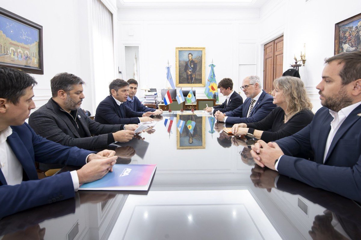 Kicillofok's tweet photo. Nos reunimos con el embajador de Países Bajos en la Argentina, @MWVerheijden, para fortalecer los lazos de cooperación y el intercambio comercial.

Conversamos sobre el programa Blue Deal que impulsa Países Bajos para mejorar la calidad del agua y también analizamos oportunidades de desarrollo conjunto en materia de turismo, producción, ciencia y universidad.