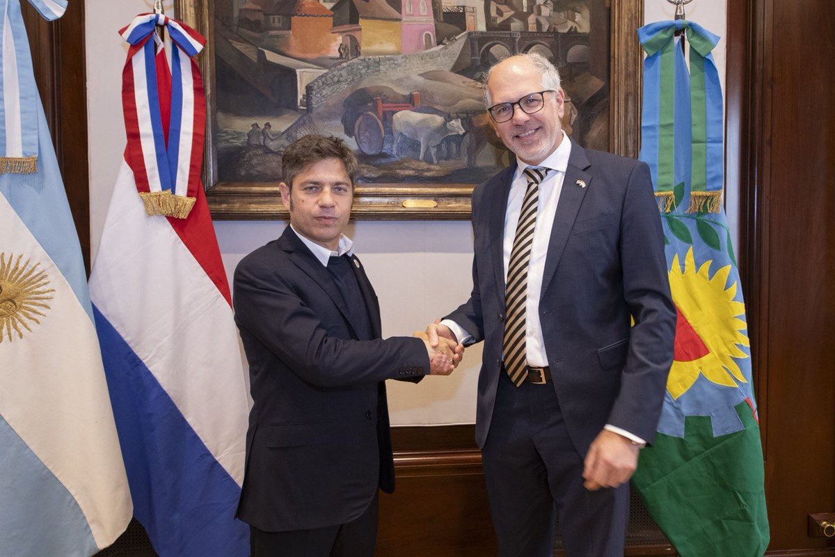 Kicillofok's tweet photo. Nos reunimos con el embajador de Países Bajos en la Argentina, @MWVerheijden, para fortalecer los lazos de cooperación y el intercambio comercial.

Conversamos sobre el programa Blue Deal que impulsa Países Bajos para mejorar la calidad del agua y también analizamos oportunidades de desarrollo conjunto en materia de turismo, producción, ciencia y universidad.
