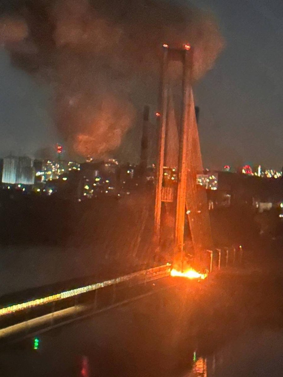 RobertinoLoret4's tweet photo. #Kiew
Die Südbrücke ist eine wichtige Verkehrsader der Stadt und des Landes, unter anderem für die Versorgung der Front. Sie ist die Hauptverkehrsverbindung, über die Güter vom rechten Ufer der Ukraine zum linken Ufer und zurück über den Dnjepr transportiert werden. https://t.co/3blPDOf2Q7